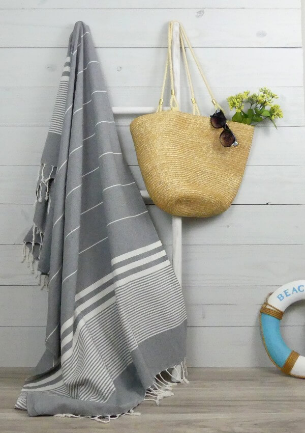 https://atribetowels.com/wp-content/uploads/2022/12/gray-and-white-turkish-towels-aegean-04con-opt.jpg